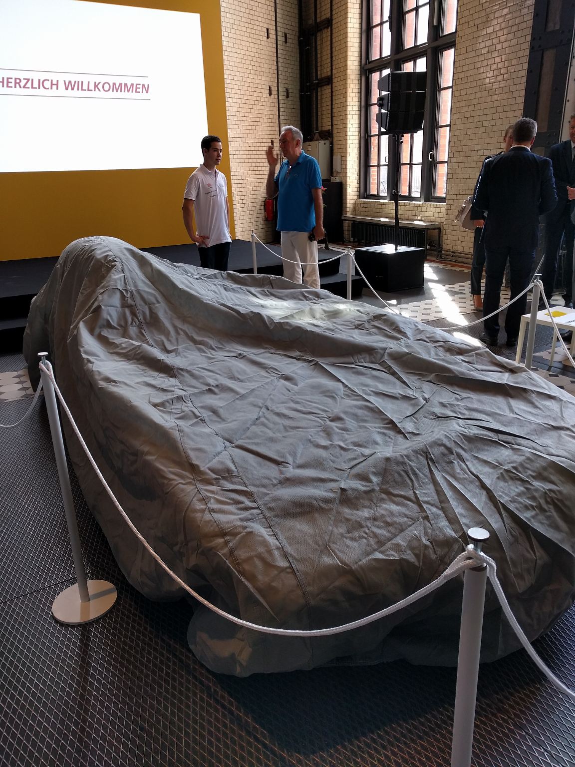 Hier ist der Huawei-Sonnenwagen von Studenten der RWTH und FH Aachen noch verhüllt. Er soll im Oktober ...