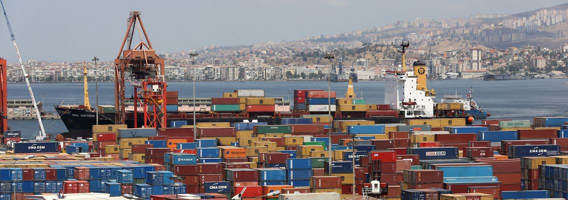 Der Hafen im türkischen Izmir ist ein wichtiger Umschlagplatz für Waren aus dem Ausland.