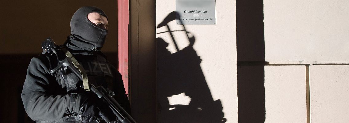 Ein SEK-Beamter bei einer Razzia gegen die Berliner Islamistenszene Anfang des Jahres.