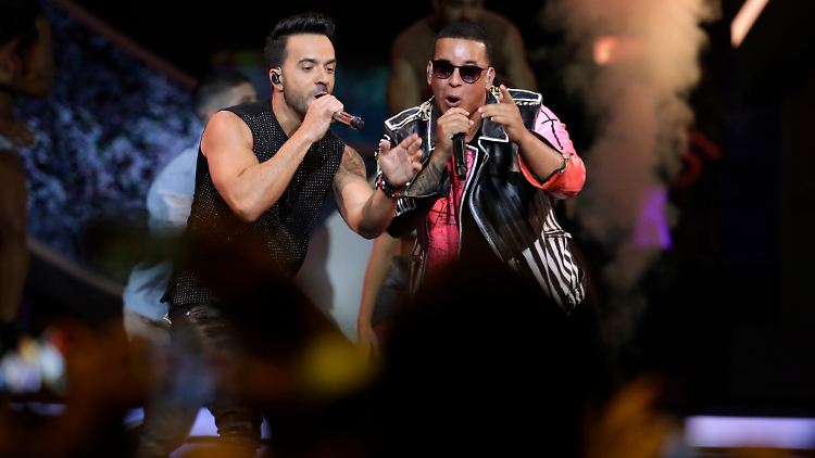 Luis Fonsi (l.) und Daddy Yankee haben mit "Despacito" den am häufigsten gestreamten Song aller Zeiten geliefert.