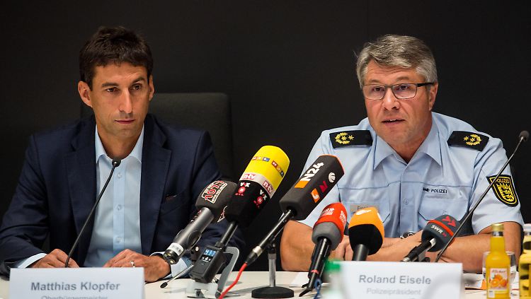 Der Oberbürgermeister von Schorndorf, Matthias Klopfer (l), und der Polizeipräsident von Aalen, Roland Eisele.