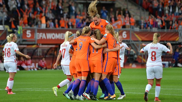 Jubeltraube in Oranje: Die Niederländerinnen haben bislang eine blitzblanke Weste.
