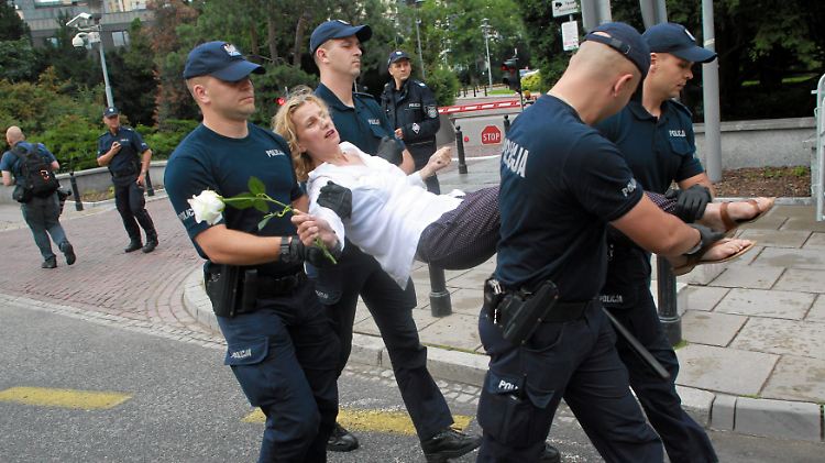 Polizisten tragen am 20. Juli eine Frau weg, die gegen die Justizreform demonstriert.