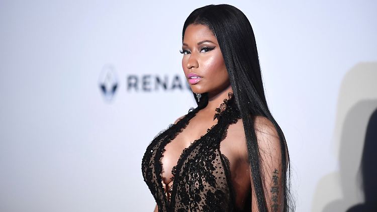 Sexy Auftritte kennt man von Nicki Minaj. Dieser Tage trägt sie pinkfarbenen Latex.
