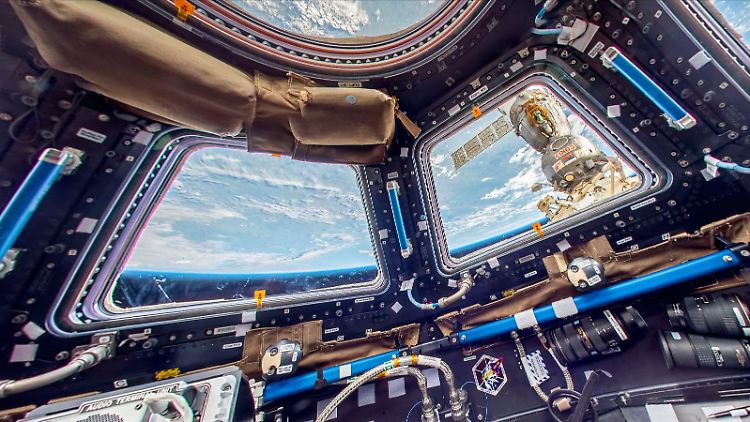 Dies ist ein Street-View-Ausblick aus dem Observationsmodul "Copula"der ISS.