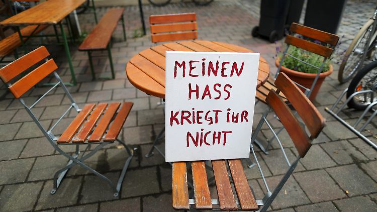15 Menschen werden durch die Explosion vor einem Jahr verletzt. Später wird vom ersten islamistischen Selbstmordanschlag auf deutschem Boden die Rede sein.