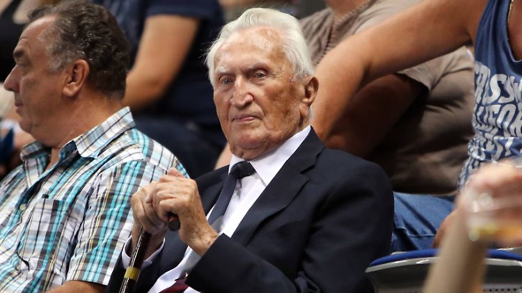 Bernhard Kempa ist auch im hohen Alter noch Gast bei Handballspielen gewesen.