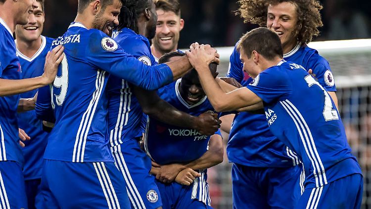 Die Teamkollegen feiern N'Golo Kanté: Hätte der nach den künftigen FA-Regeln überhaupt in die Premier League kommen dürfen?