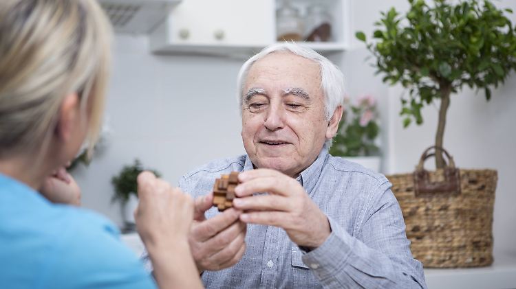 Am besten trainieren Gespräche und gemeinsame Aktivitäten das Gehirn. Deswegen ist ein gutes soziales Umfeld besonders wichtig, um geistig rege zu bleiben.