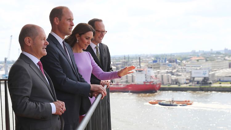 Die Hamburgtypische steife Brise gab's an diesem Sommertag eher nicht, aber dafür konnte das Prinzenpaar die Aussicht von der Elbphilharmonie genießen.