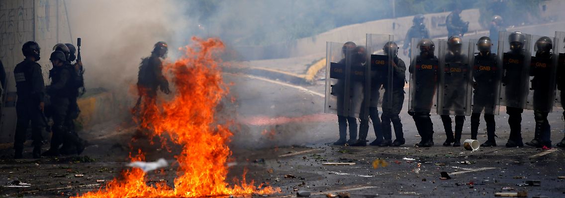 Vor allem in der Hauptstadt Caracas liefern sich die Protestanten immer wieder gewaltsame Straßenkämpfe mit der Polizei.