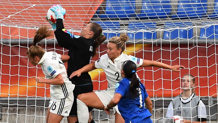 Linda Dallmann (l) und Josephine Henning (2.v.r.) aus Deutschland und Torfrau Laura Giuliani (M) aus Italien kämpfen um den Ball.