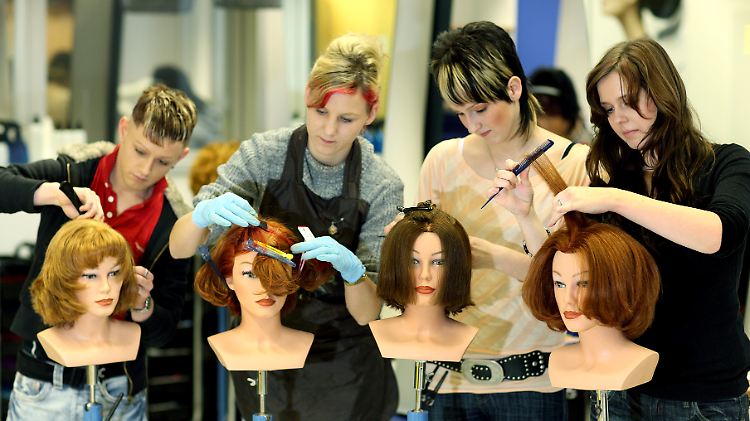 Unter anderem viele Friseurbetriebe sollen einem Bericht zufolge ihre Azubis ausnutzen.