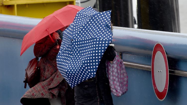 Der Regenschirm gehört kommende Woche vielerorts zur Pflichtausstattung.
