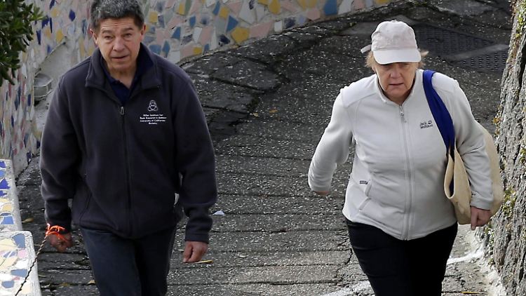 Kamzlerin Merkel im Juli 2015 im Urlaub auf Ischia mit Ehemann Joachim Sauer