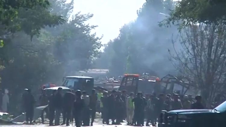 Drei Fahrzeuge wurden durch die Wucht der Explosion zerstört.