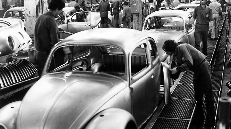 Mitarbeiter von Volkswagen do Brasil fertigen in einer Fabrik in Sao Paulo den Sedan, auch als Käfer bekannt.