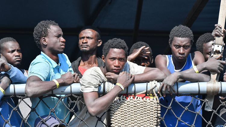 Die "Rhein" der Bundesmarine brachte kürzlich an einem Tag 919 Migranten in den italienischen Hafen Corigliano Calabro.