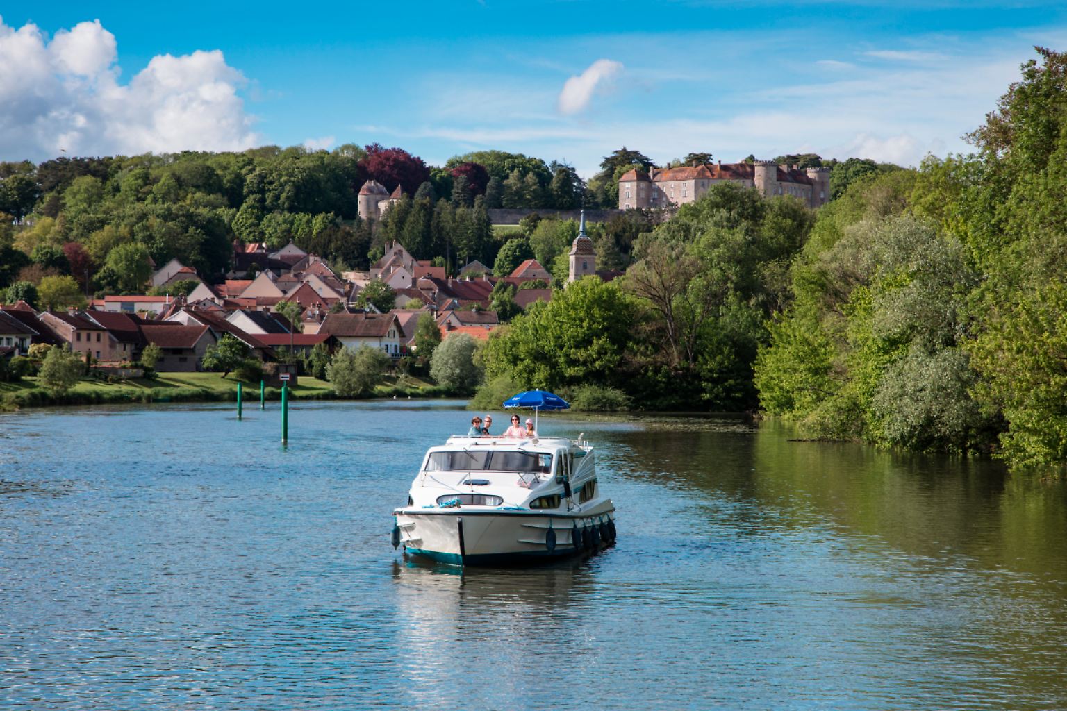Fotograf Holger Leue nimmt Sie mit zu den schönsten Hausbootrevieren Europas. Zum Beispiel zu dieser traumhaften Kulisse auf der Petit Saône in Burgund-Franche-Comté. Das  charmante Örtchen Ray-sur-Saône mit seinem Schloss begrüßt die Bootsinsassen schon von Weitem.