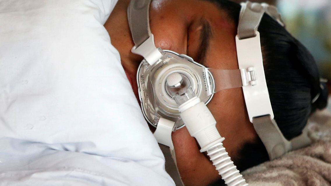 Viele Kämpfer schlafen mit Sauerstoffmasken.