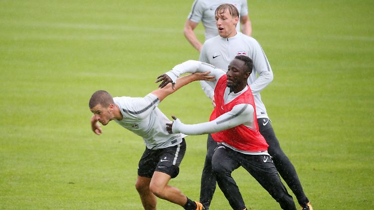 Wie du mir, so ich dir: Nach diesem Motto grätschten sich Naby Keita und Diego Demme (l.) im Leipziger Trainingslager gegenseitig um.