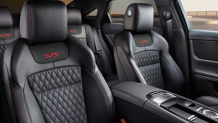 Den Innenraum des Jaguar XJR575 können Kunden mit Sportsitzen aufwerten, die Lederbezüge mit Rautensteppung bieten.