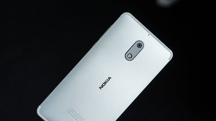 Das Gehäuse des Nokia 6 wird aus einem Aluminiumblock gefräst.