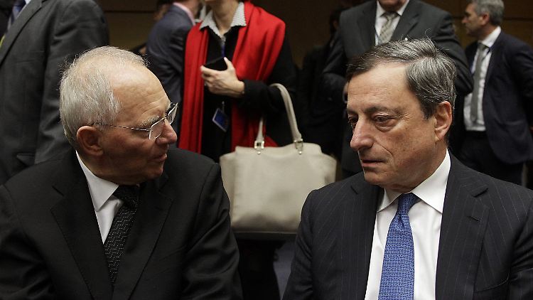 Obwohl Wolfgang Schäuble  Milliarden durch Mario Draghis Zinspolitik spart, gilt der deutsche Finanzminister als Kritiker des EZB-Kurses. 