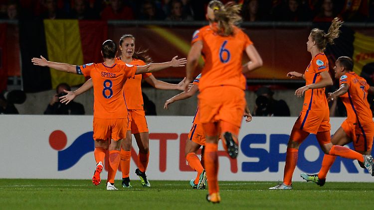 Pure Freude in "oranje": Gastgeber Niederlande erreicht Viertelfinale der Fußball-EM der Frauen.