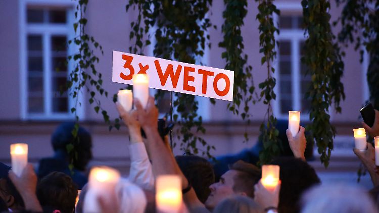 Demonstranten hatten gehofft, Polens Präsident würde gegen alle drei Teile der Reform ein Veto einlegen.