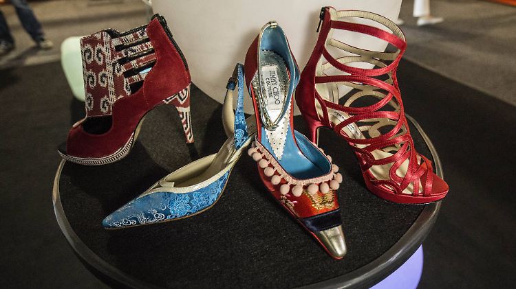Ein Paar Schuhe von Jimmy Choo kann schon mal 2995 Pfund kosten.