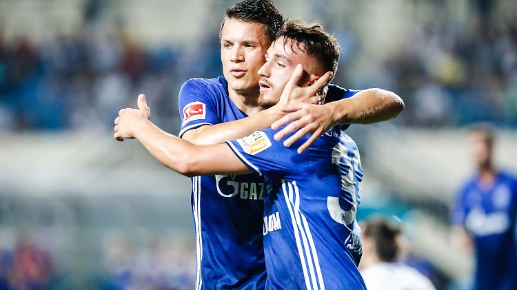 Friede, Freude, Eierkuche beim FC Schalke 04? Mitnichten! Donis Avdijaj (r.) erlebt das gerade selbst.