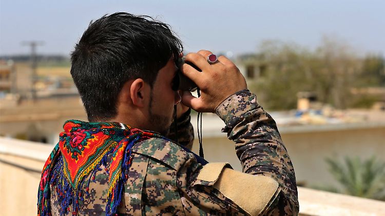 Ein kurdischer Kämpfer beobachtet in der Provinz Rakka amerikanische Luftangriffe gegen den IS.