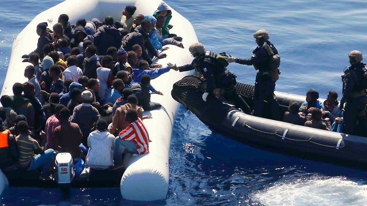Deutsche Soldaten nehmen afrikanische Flüchtlinge im Mittelmeer auf. 
