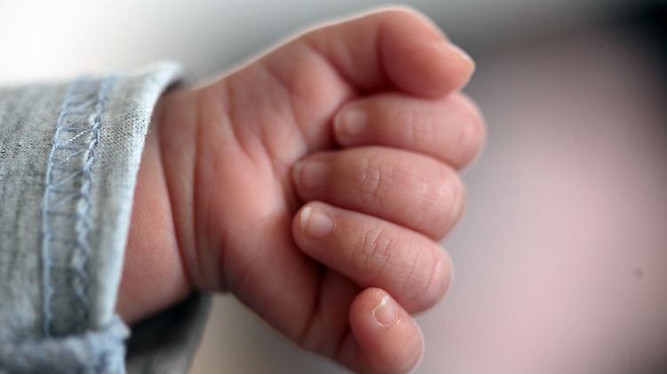In deutschen Kreißsälen laufen nicht selten drei bis vier Geburten gleichzeitig – betreut von nur einer Hebamme.
