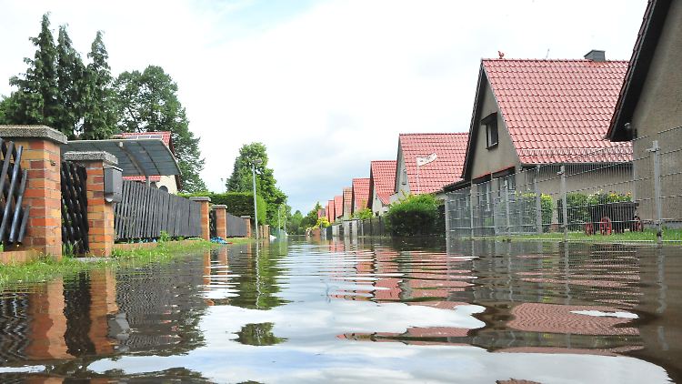 Hochwasser in Leegebruch bei Oranienburg (Oberhavel): Nach den heftigen Regenfällen der vergangenen Tage bleibt die Lage in vielen Teilen Deutschlands angespannt. 