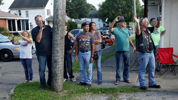 In der Nähe von Youngstown (Ohio) winken Anwohner der Autokolonne von Präsident Trump zu.