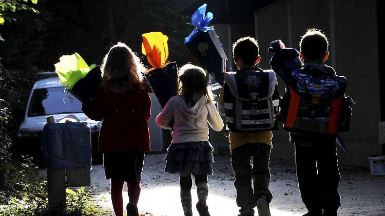 Die Hilfslehrer könnten geflüchteten Mädchen und Jungen noch mehr Orientierung geben, heißt es in der Untersuchung.