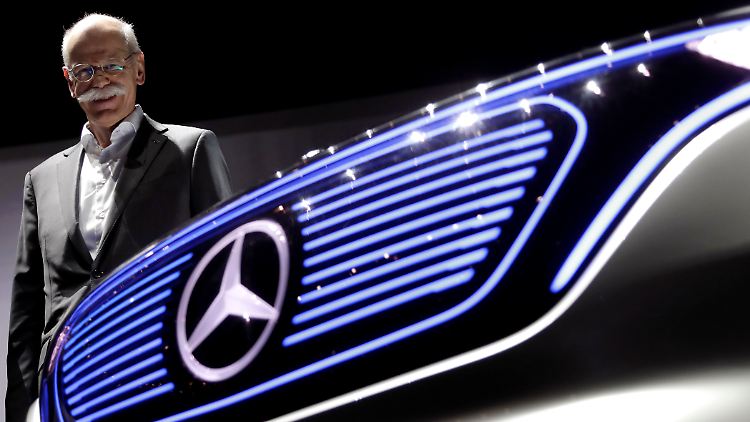 Daimler-Chef Dieter Zetsche investiert mit dem Vorstand einen dreistelligen Millionenbetrag in den Umbau.