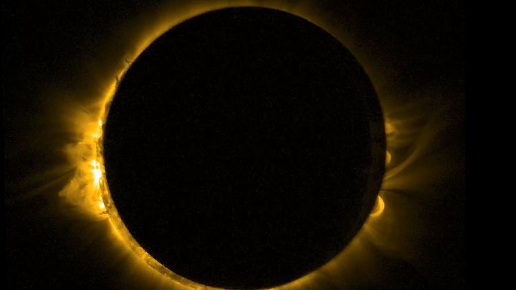 Der Screenshot aus einem von der Europäische Raumfahrtagentur ESA am 20. März 2015 veröffentlichten Video zeigt eine totale Sonnenfinsternis aus der Weltraum-Perspektive: Der  Satellit Proba-2 hielt das Ereignis fest.