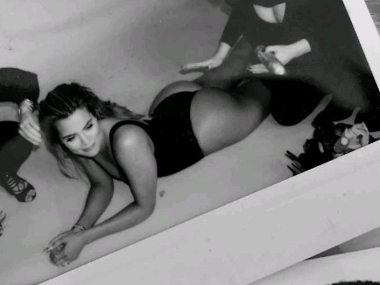 Die Kardashians überlassen nichts dem Zufall. Da wird fürs perfekte Foto auch mal der Hintern geschminkt.