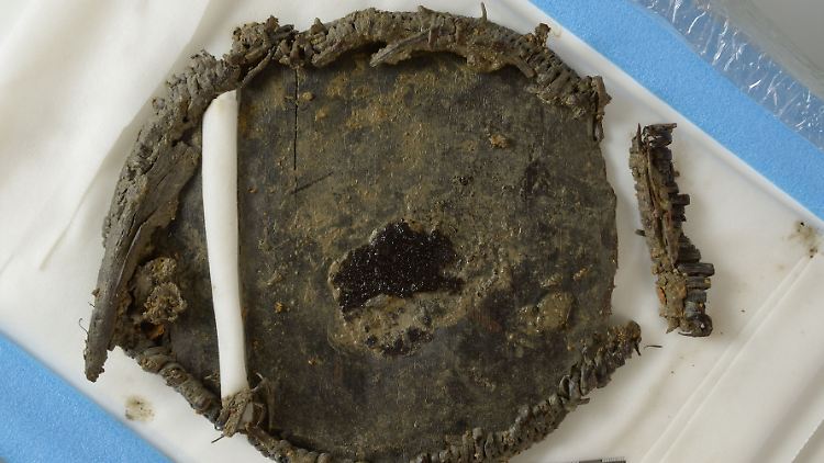 Das etwa 4000 Jahre alte Holzgefäß im Labor.