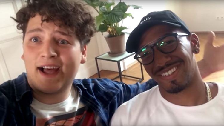 Nachbarn - allerdings nur in der Werbung: Jérôme Boateng (r.) und der Schauspieler Benedict Sieverding.