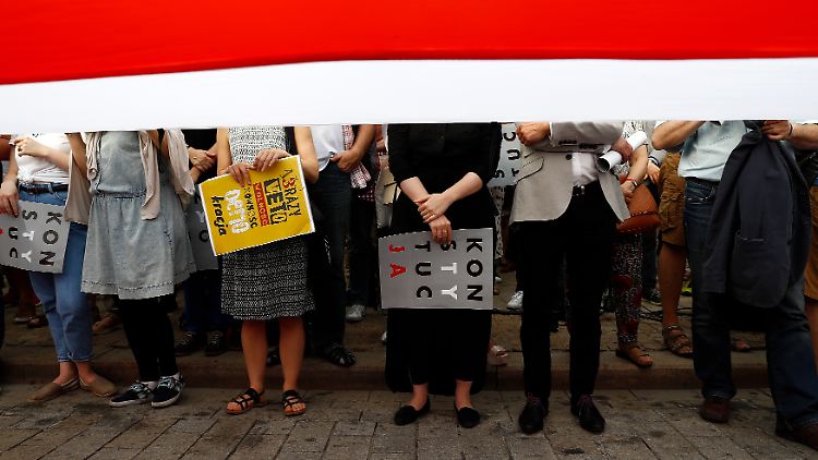 Wegen der geplanten Justizreform gehen in Polen seit Wochen Tausende Menschen auf die Straße. 