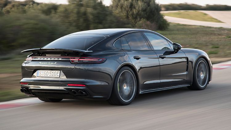 Auf Wunsch abgasfrei: Porsche gibt die elektrische Reichweite mit maximal 50 Kilometern an.