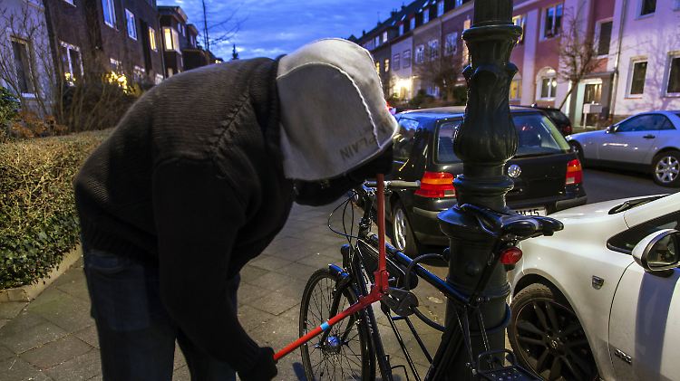 Wer sein Rad weit oben anschließt, bietet weniger Auflagenfläche für Bolzenschneider und anderes Werkzeug.