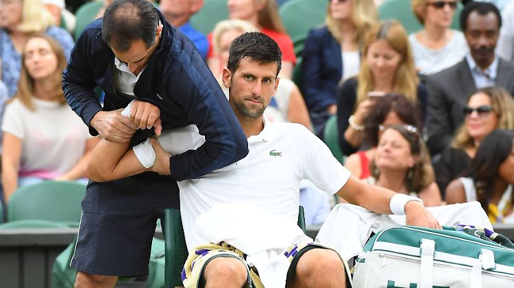 In Wimbledon ließ sich Novak Djokovic schon während des Viertelfinales behandeln - ohne Erfolg.