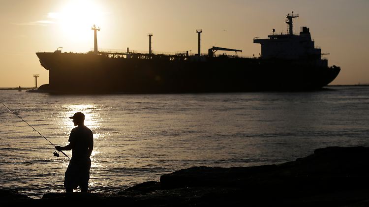Seit zwei Jahren legen immer mehr voll beladene Tanker in den Öl-Häfen der USA ab.