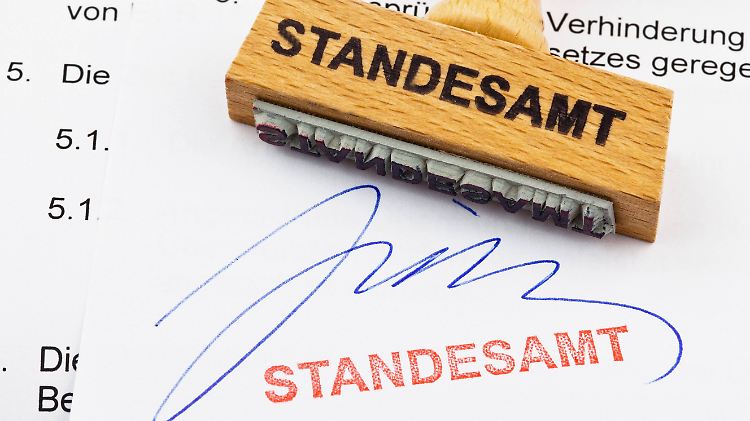 Bei allen Benachrichtigungen sollte eine Kopie von der Sterbeurkunde mitgeschickt werden. Die gibt es beim Standesamt. 