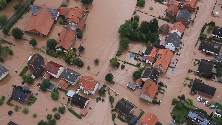 Die Ortschaft Rhüden in Niedersachsen steht zu großen Teilen unter Wasser. 